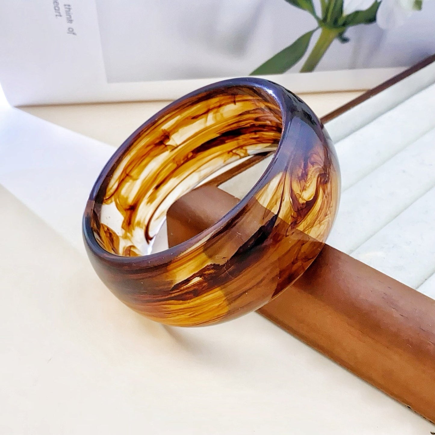 It Girlresing resin bangle