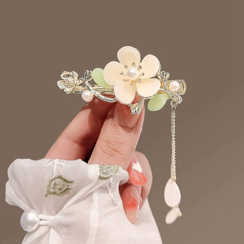 Lily Blossoms Pearl Hair Clip