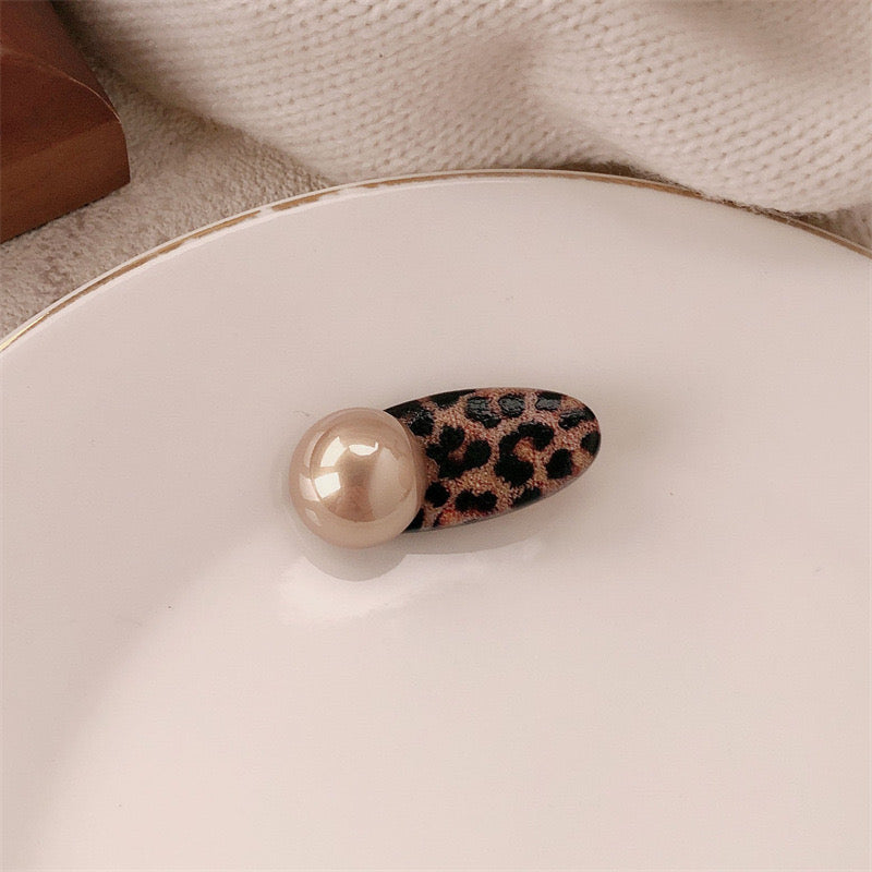 Cheetah Charm Pearl Hair Clip
